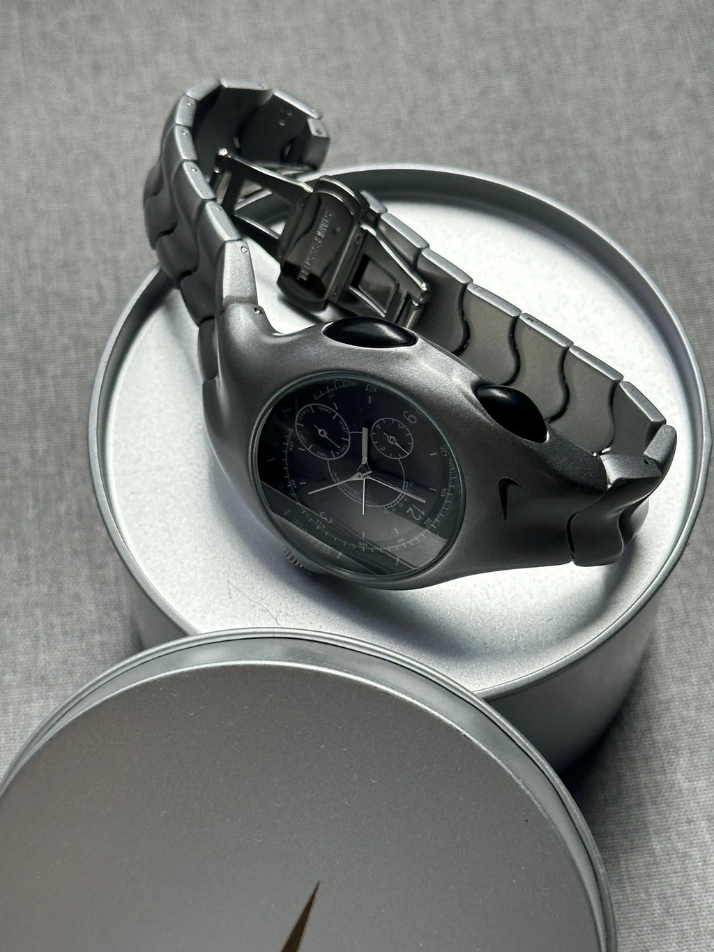 Nike Triax Chronograph Watch – Metallic Silver Wave-Link Band, Black Dial